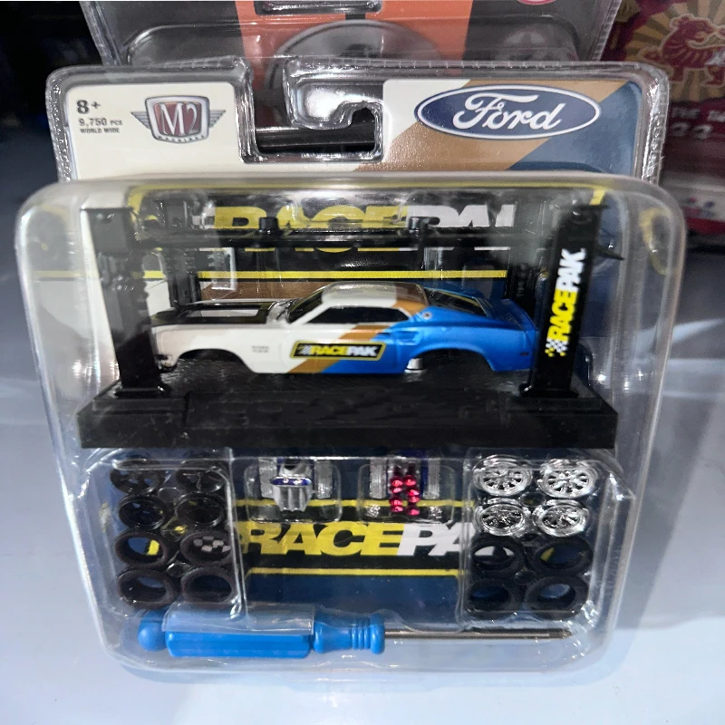 مجموعة نماذج سيارة Diecast M2 1:64 - مركبة قابلة للجمع مع عجلات/أجزاء قابلة للاستبدال وحامل عرض | هدية لعشاق النماذج #3