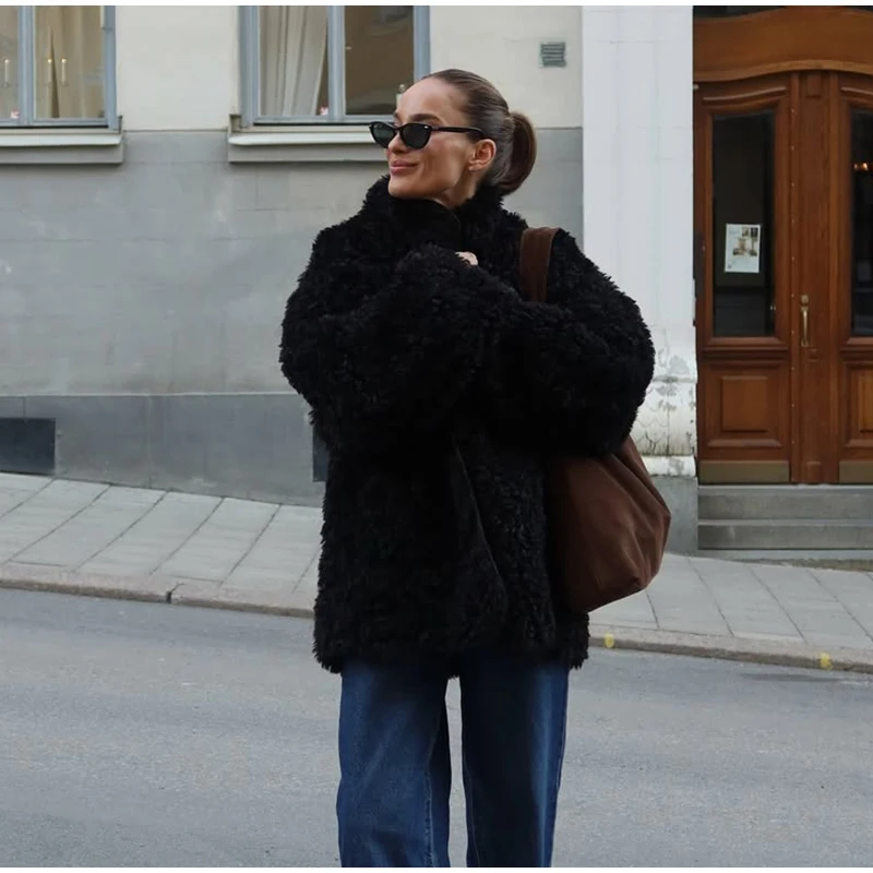Abrigos de lana de cordero sintética rizados negros para mujer, chaquetas holgadas de manga larga con bolsillos y cremallera, abrigo cálido de calle alta para invierno 2025