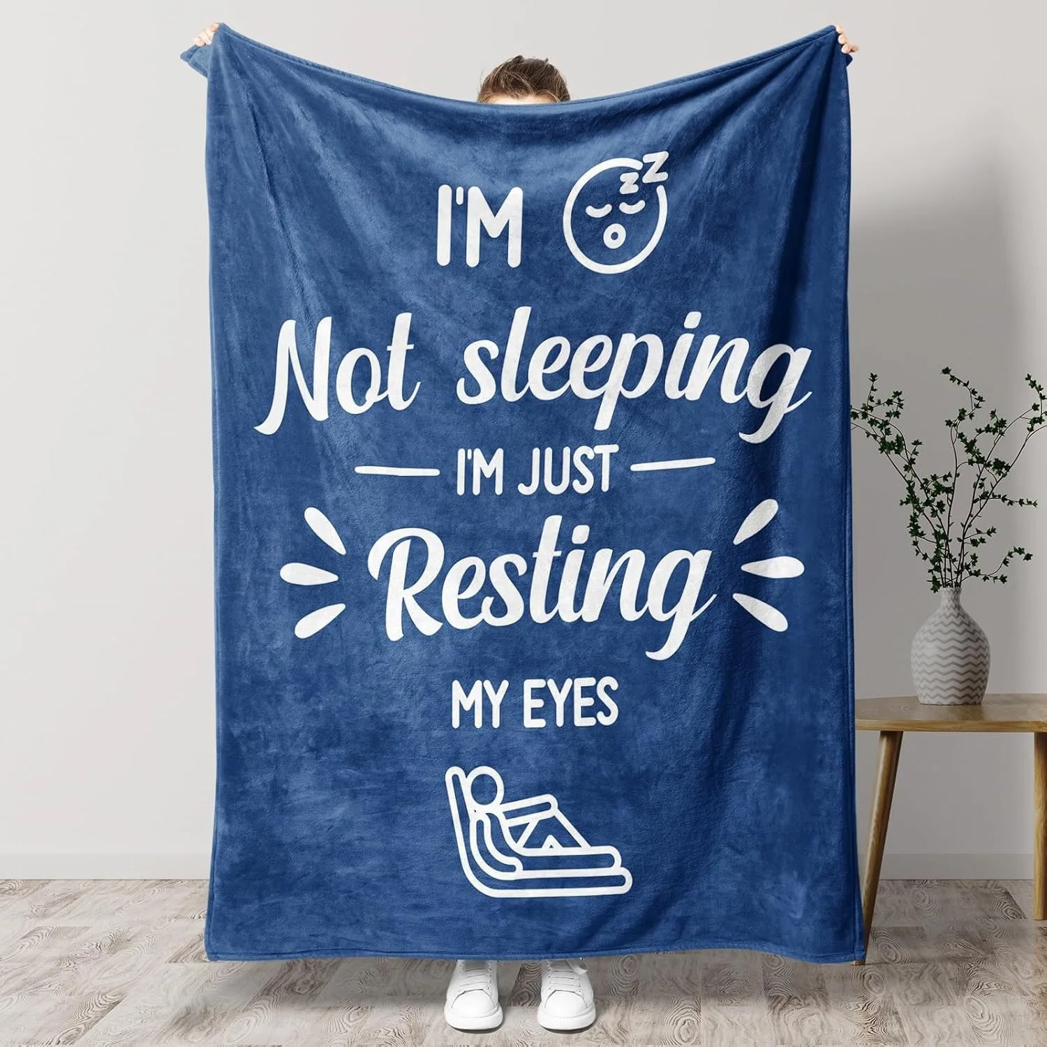 

Забавное фланелевое одеяло «I'm Not Sleeping, I'm Just Resting My Eyes» — мягкий геометрический узор, юмористический текст, всесезонная команда