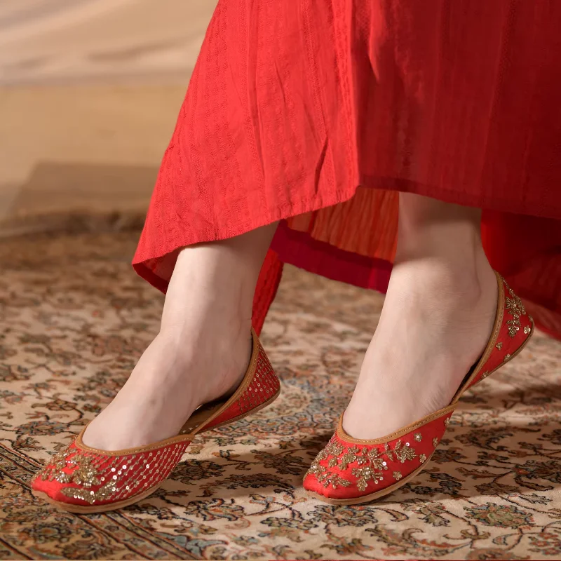 chaussures-indiennes-en-cuir-veritable-faites-a-la-main-a-semelle-rouge-et-cloutees-d'or-pour-occasions-festives