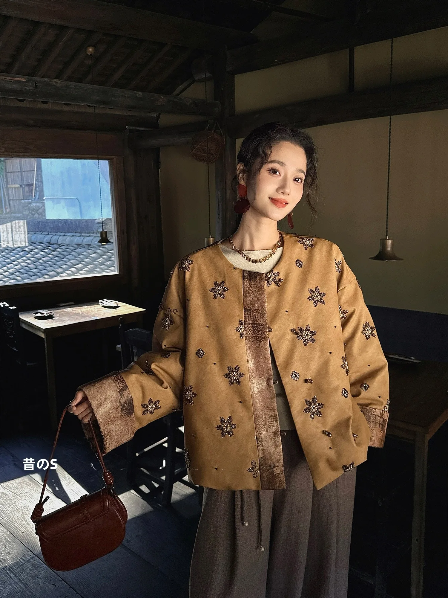 

Новая женская зимняя куртка Sanji Bla Flower с вышивкой и жемчугом, в китайском стиле, теплая, для повседневной носки, модная