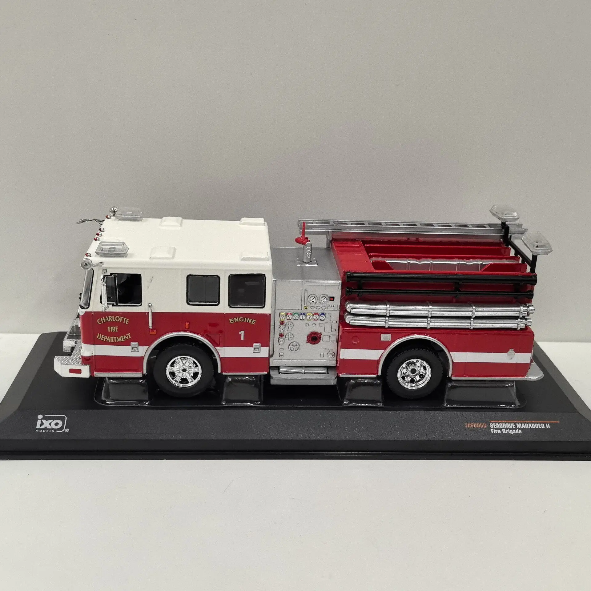 Paint Surface Defects Diecast IXO 1/43 Scale Seagrave Marauder II FIRE Bridge Water Pump Car W6 Alloy Car Model