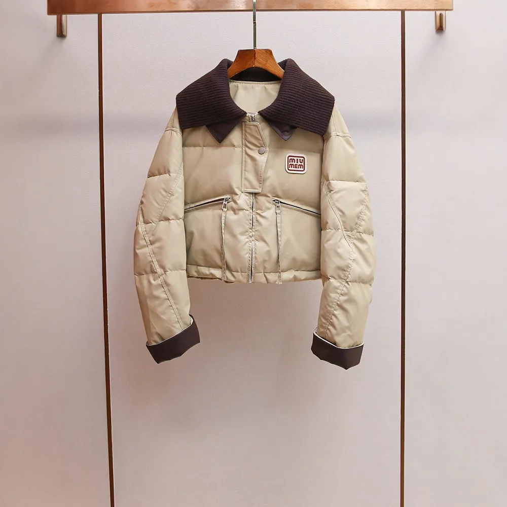 

MaSande: Новинка! Элегантная женская укороченная вязаная куртка с воротником-стойкой и наполнителем из пуха. Модель для осени и зимы, идеальна для повседневной носки. Белая.