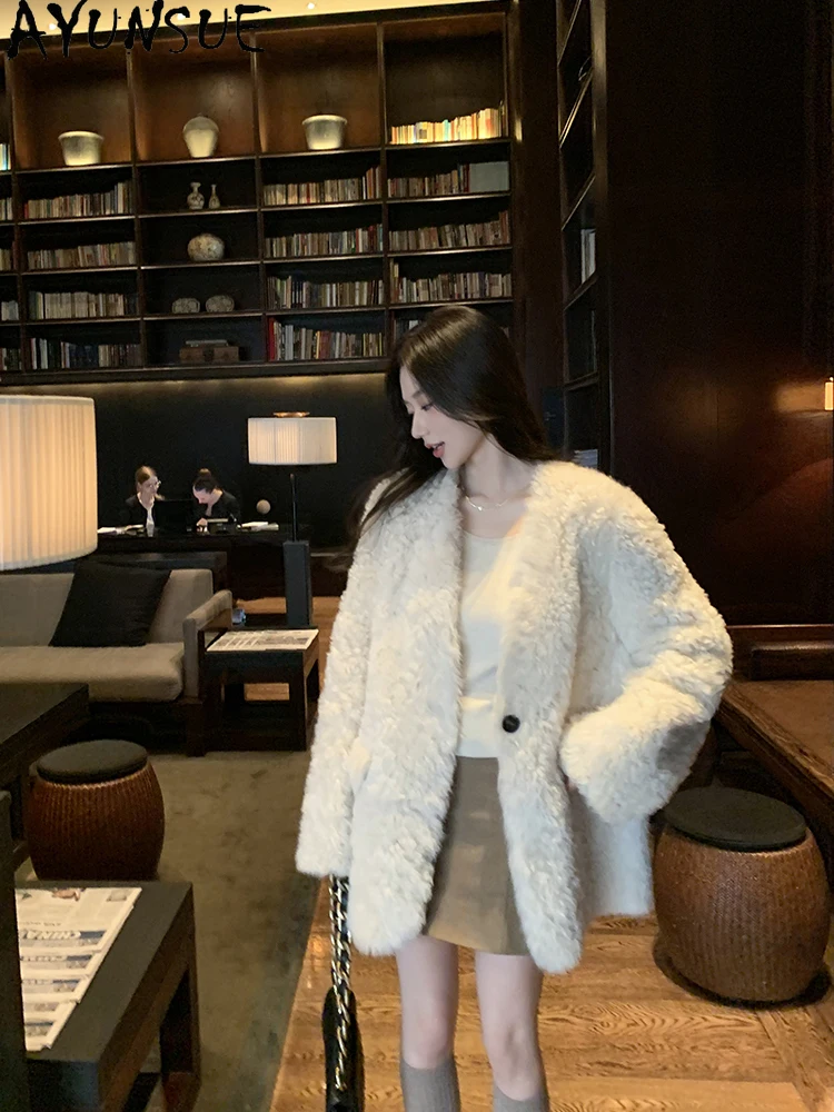 معاطف صوف طبيعي 100% من AYUNSUE للنساء لخريف وشتاء 2025 معطف شيرلينغ طويل فاخر ملابس نسائية برقبة على شكل حرف v كوفتا ميسهوم