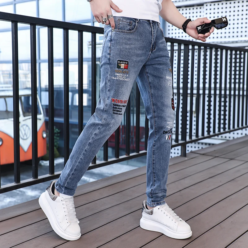 Jeans bordado para tiro de rua masculino, calça masculina de verão, apertada na moda, elástico, perna pequena, calça casual, novo, 2024