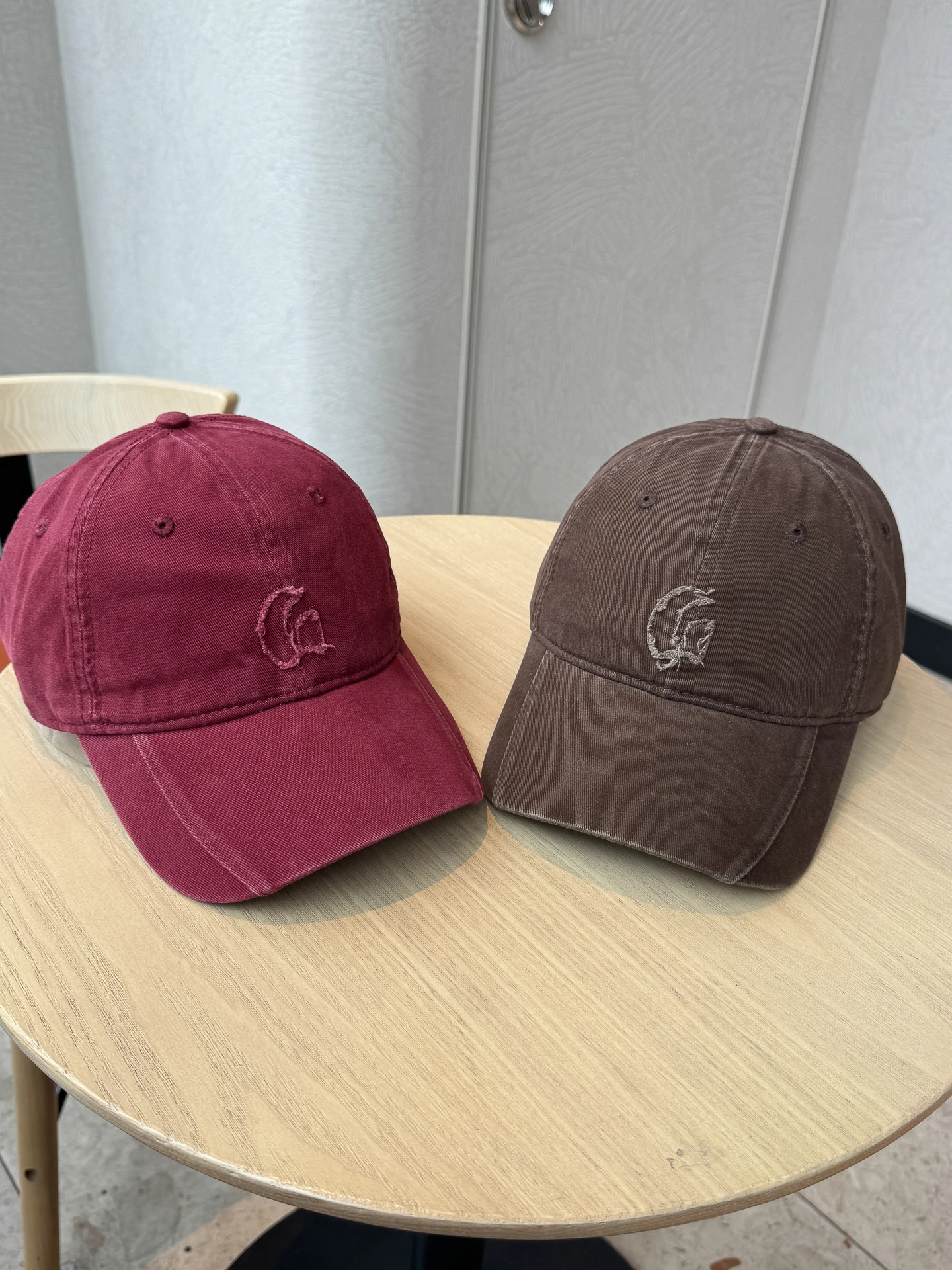 

Alphabet baseball hat wide brim showing face small versatile sunshade cap man