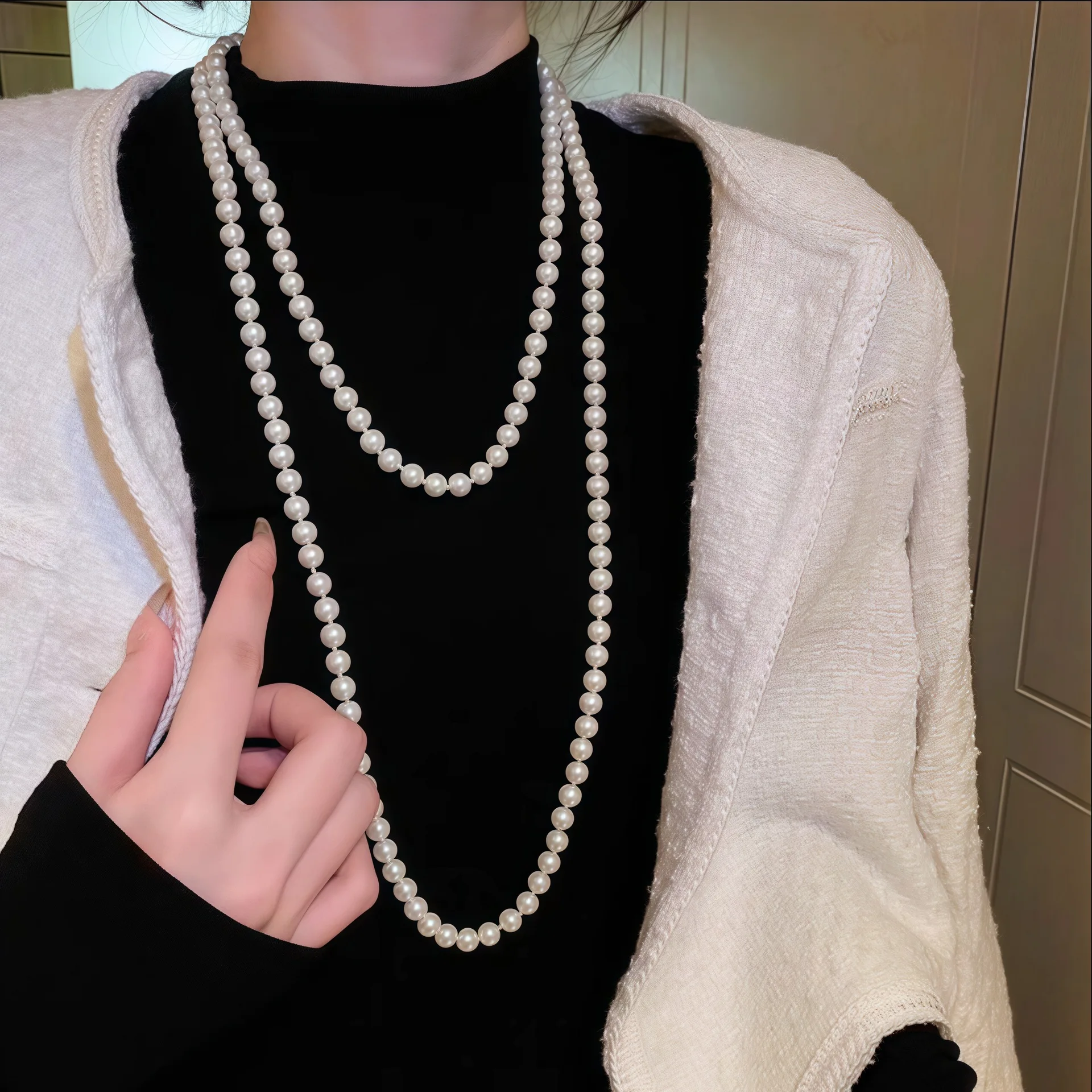 Pearl necklace is versatile and fashionable, a long sweater chain for women, light luxury, elegant and exquisite, an accessory for autumn and winter