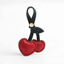 Llavero con colgante de cereza para bolso, accesorio creativo de cuero con forma de corazón de amor, novedad de 2023