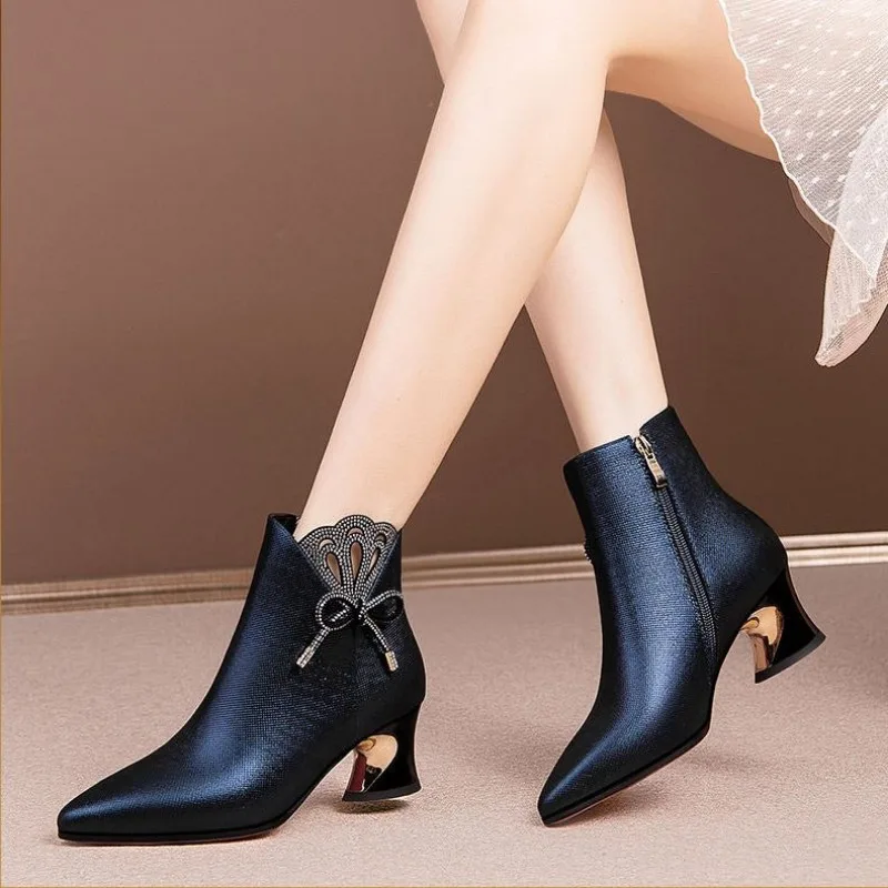 

2025 new selling fashion rhine-diamond bow sheepskin pointed fashion everything medium thick heel female ankle boots large size