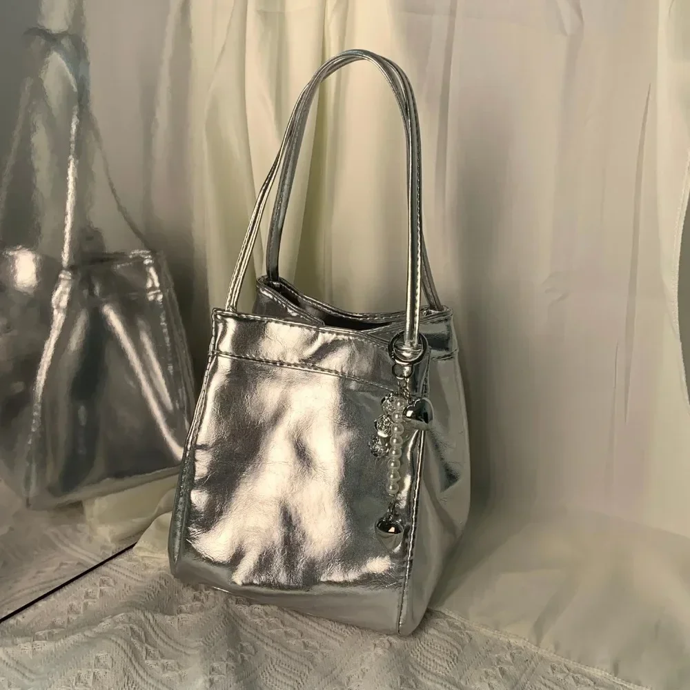 حقيبة كتف من الجلد الصناعي باللون الفضي والأسود للسيدات - حقيبة يد متعددة الوظائف تحت الإبط مع تصميم إغلاق بإبزيم أمان