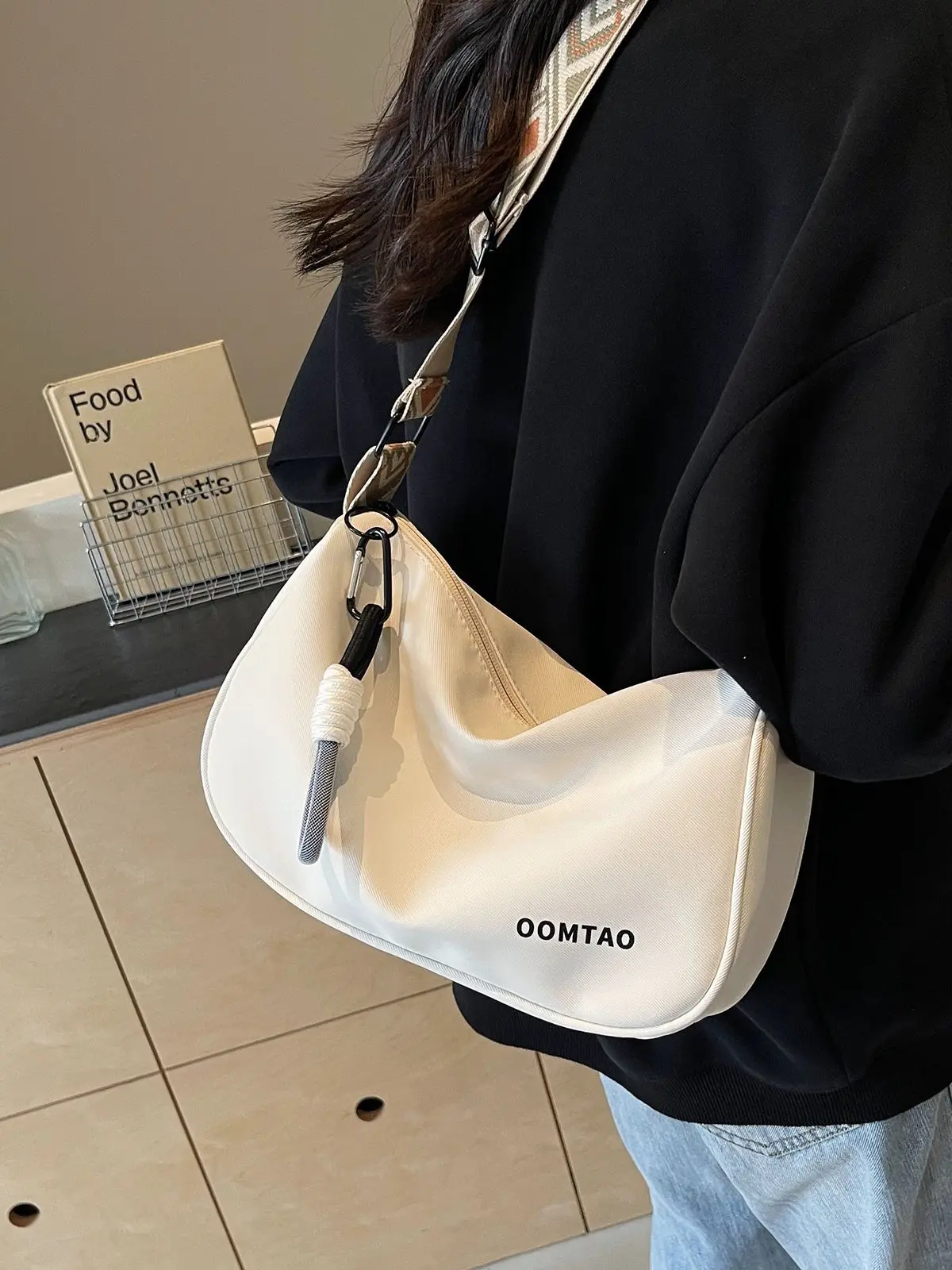 

2024 New Fashionable Wide Shoulder Strap Crossbody Bag Lightweight and Simple Single Shoulder Underarm Bag