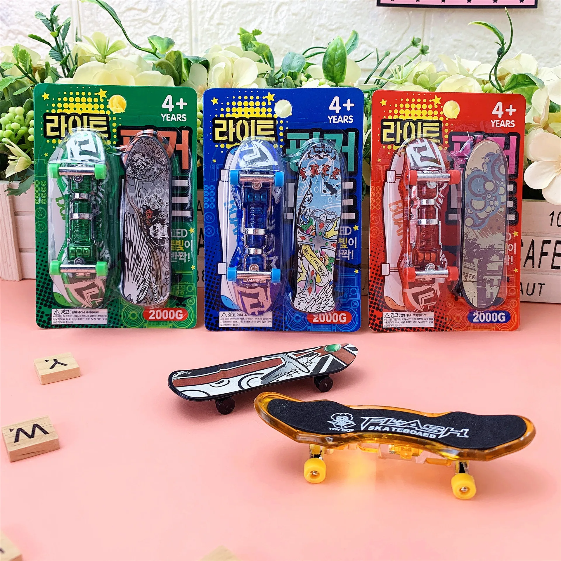 Proiezione creativa Finger Skateboard kit giochi da tavolo bambini Mini Fingertip Scooter bambini novità giocattoli forniture