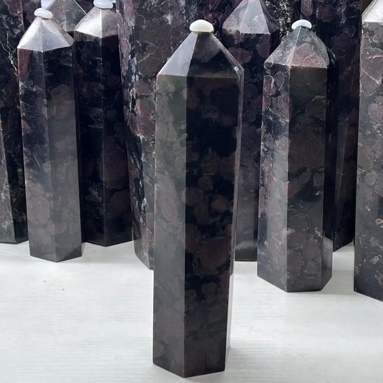 

Huge Wand Natural Crystal Point Garnet columns Tower Healing Stone Energy Ore Mineral Obelisk Home Office Degaussing Decor Gem