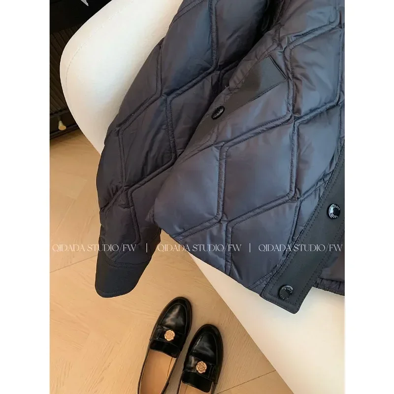 เสื้อแจ็คเก็ตผ้าฝ้ายผู้หญิงพร้อมเสื้อโปโลลายสก๊อตเพชรสีดําตุ๊กตาและแจ็คเก็ตผ้าฝ้ายหนาลดอายุกระเป๋าขนาดใหญ่อินเทรนด์สบายๆ