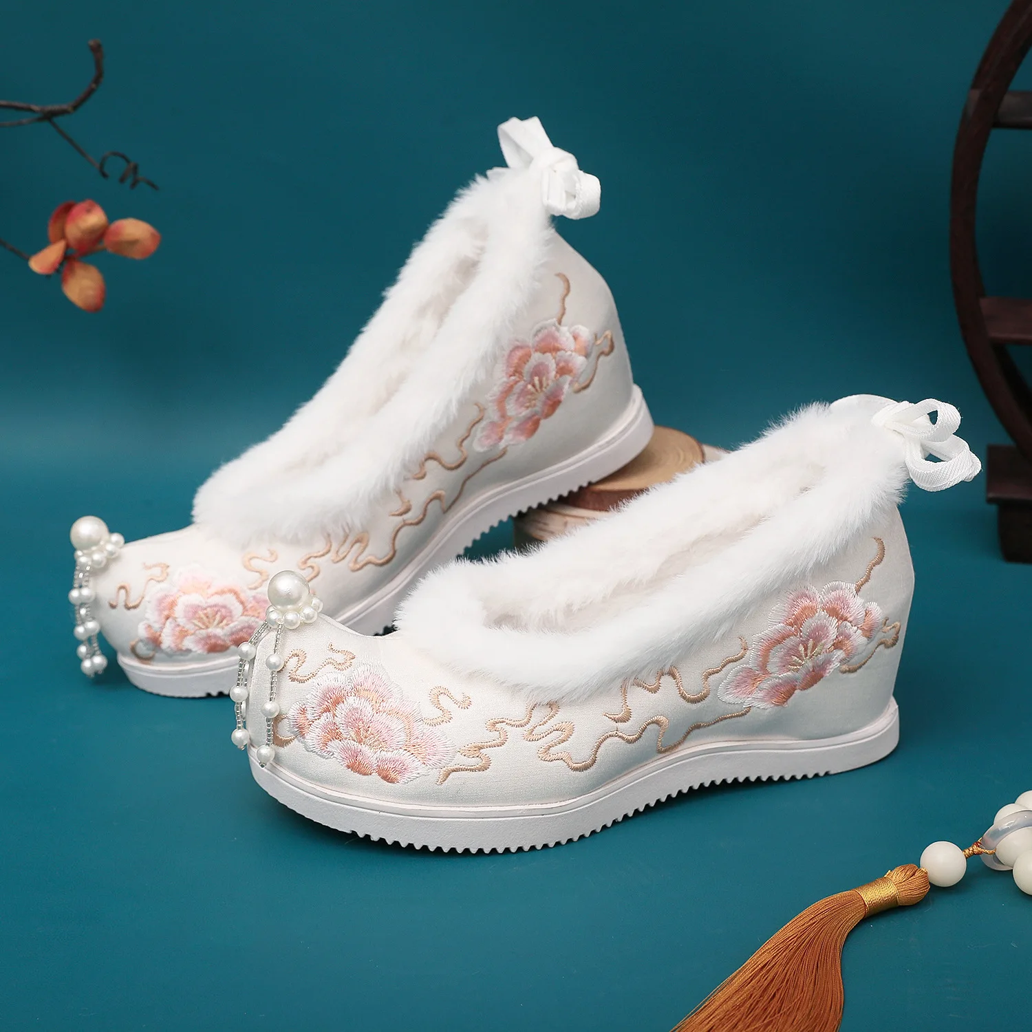 Hanfu shoes women's new 2024 winter style with Hanfu embroidered shoes