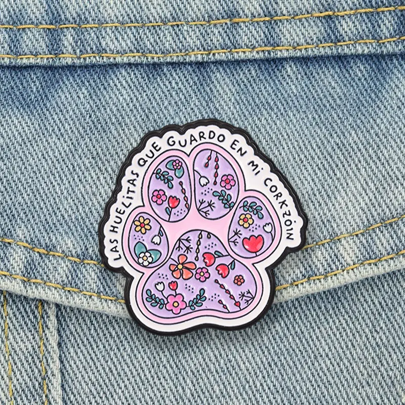 Floral Cat Paw Badge Spanish Quote Las Huelitas Que Guardo En Mi Corazón Enamel Pins Cartoon Animal Brooch Accessories Decor