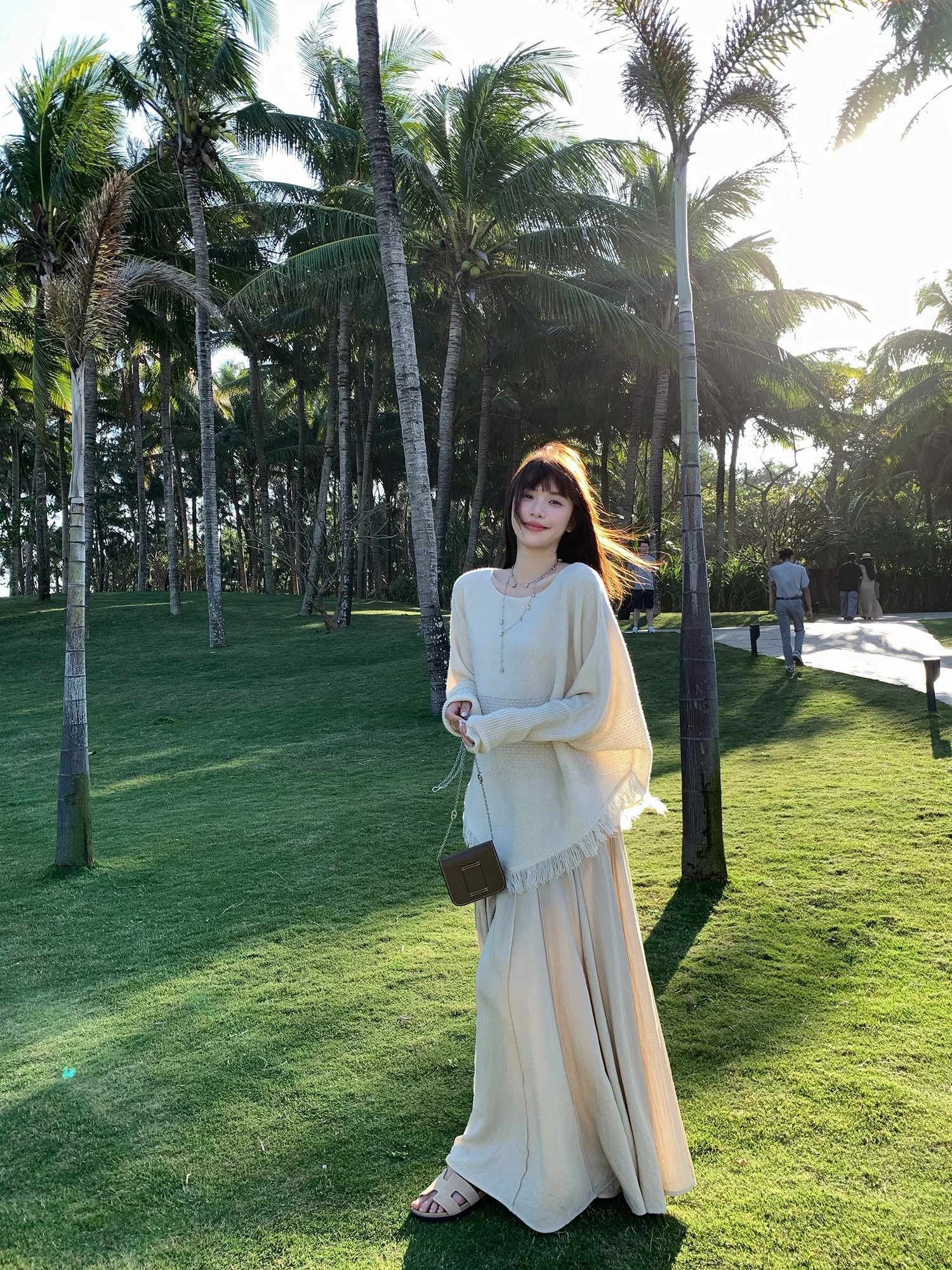 

Мягкий вязаный свитер на одно плечо с бахромой, фактурным пэчворком и эффектом «нежного ветра», длинный пуловер для женщин