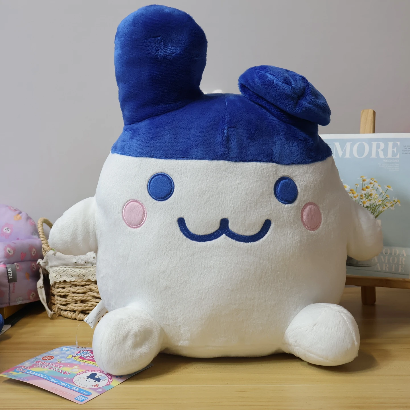 

Подлинная одна наслаждает электронную плюшевую куклу домашнего животного Мими Джеда с большими ушками.