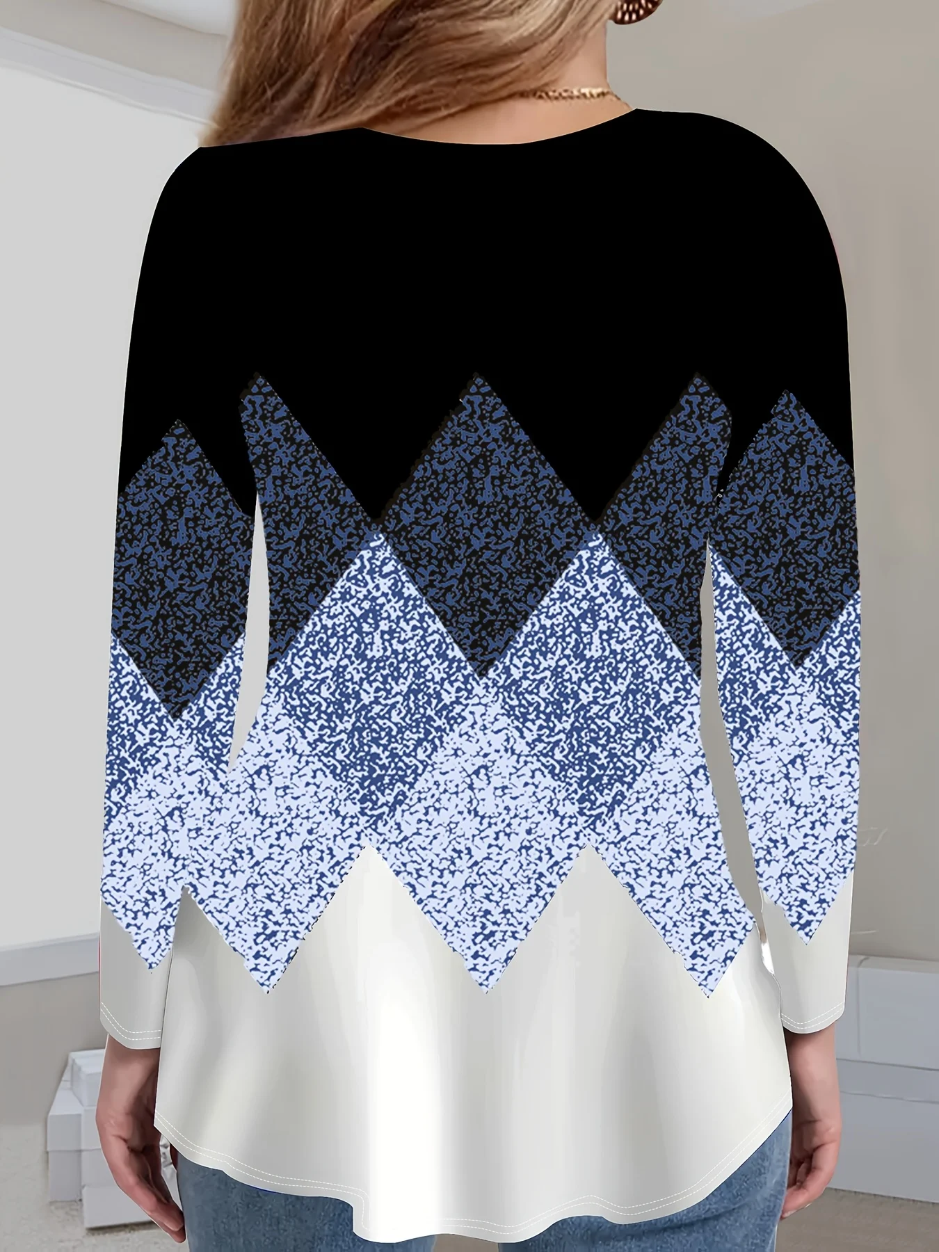 Stilvoller Damen-Pullover in Übergröße mit V-Ausschnitt und elegantem geometrischem Muster für den Alltag – Detail 5