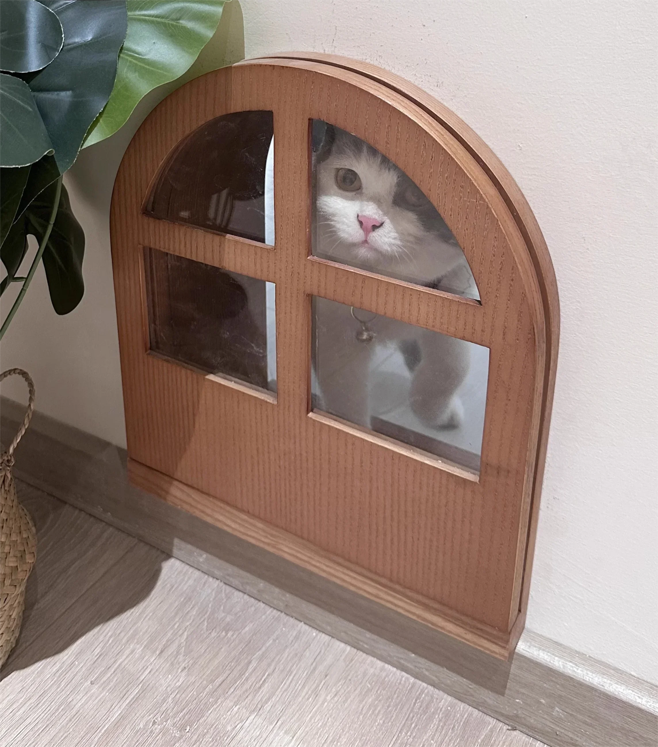 The designer cat door bedroom is free to enter exit, silent in and out, the in the wall is made of solid wood, and hole