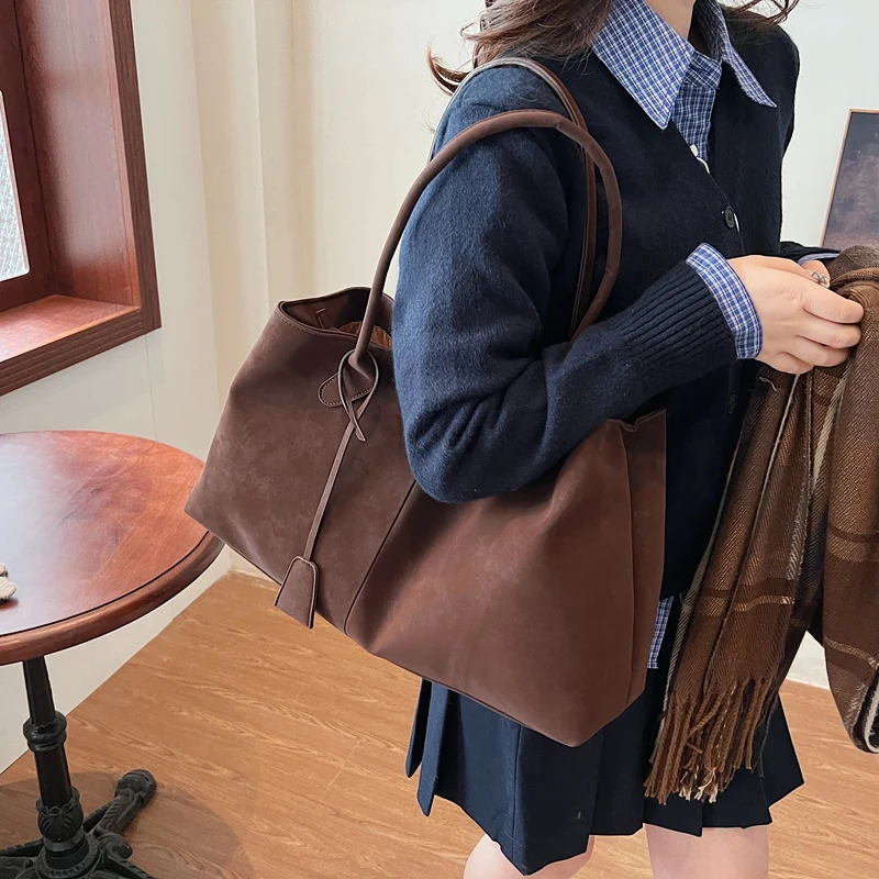 LEFTSIDE Große kurze Griff PU-Leder einfarbige Tragetaschen für Frauen 2024, Y2K-Damen-Umhängetasche, Damen-Retro-Handtaschen – Detail 4