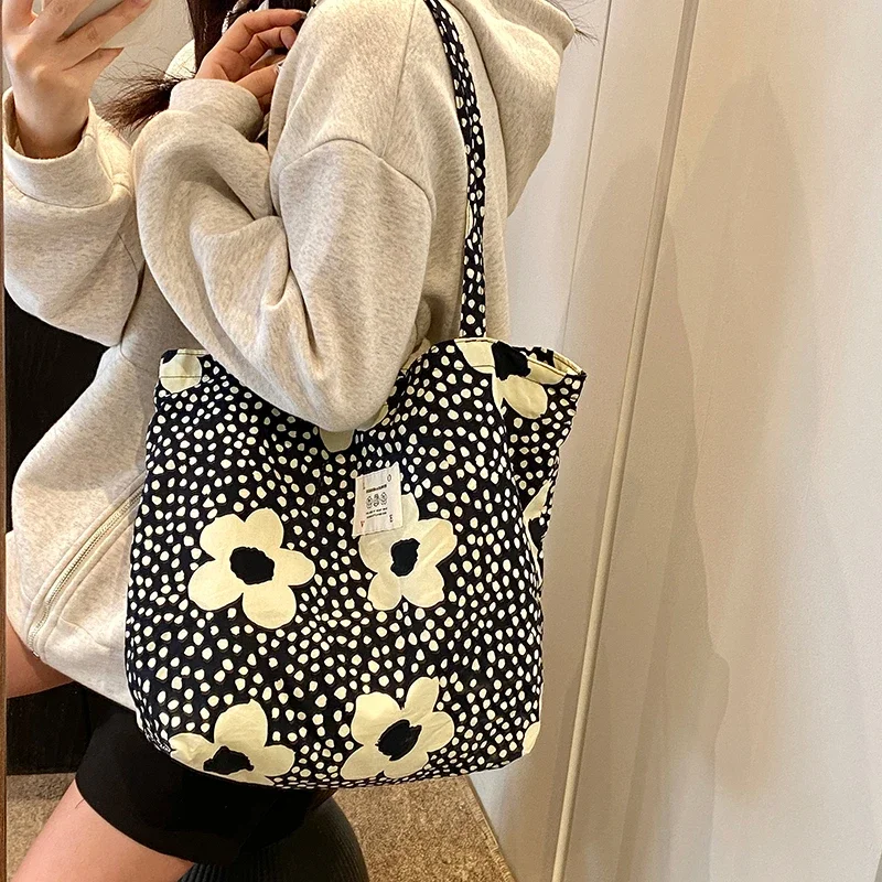 2024 Designer Style Flower Heart Large Capacity Shoulder Bags on Sale Casual Versatile Exquisite Grace Tote Handbags for Women