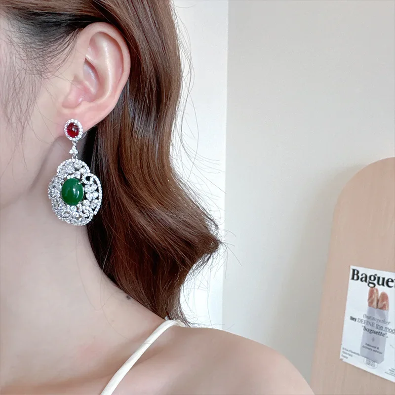 

Fashionable and retro grandmother earrings, elegant and high-end earrings