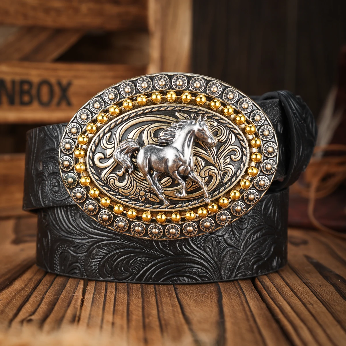 A PU belt suitable for both men and women, combining the style of western denim and retro, is perfect for daily casual outings