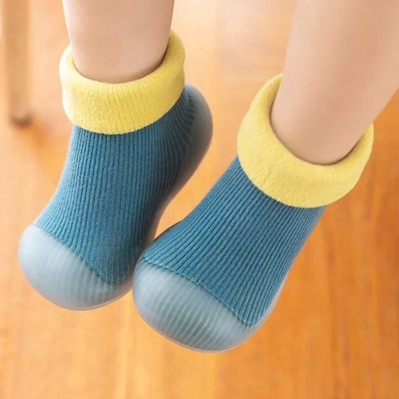 가을과 겨울 아기 ​​바닥 양말, 미끄럼 방지 부드러운 단독 만화 아기 양말, 플러시 두꺼워, 안티 쿨 워킹 양말 및 신발