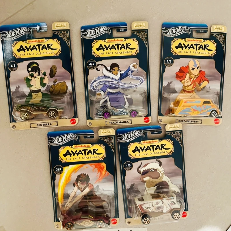 

В наличии Hot Wheels модель автомобиля из сплава Avatar: The Last Airbender с покрытием, модель игрушечного автомобиля, украшение для рабочего стола, игрушки на день рождения для мальчиков, подарки
