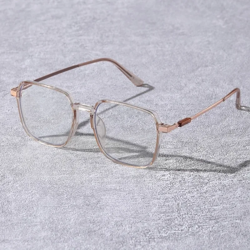 قطعة واحدة من النظارات النسائية الكلاسيكية ذات الصندوق القديم - مزودة بعدسات شفافة متغيرة الألوان