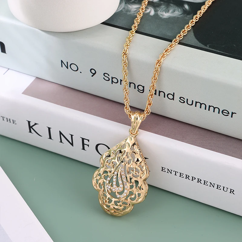 

Elegant Golden Crystal Necklace Teardrop Pendant Design Suitable For Wedding Gifts Everyday Ethnic Outfits
