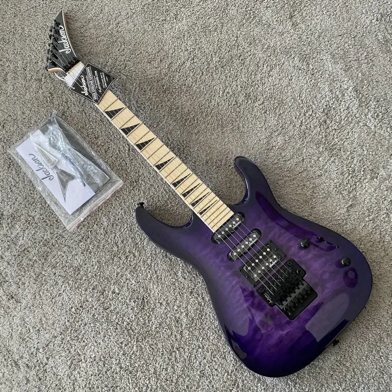 Guitarra Eléctrica Jackson JS34Q Dinky Arch Top, 24 Trastes, Mástil de Arce, HSS, Tapa Acolchada, Trémolo Floyd Rose, Color Morado Transparente