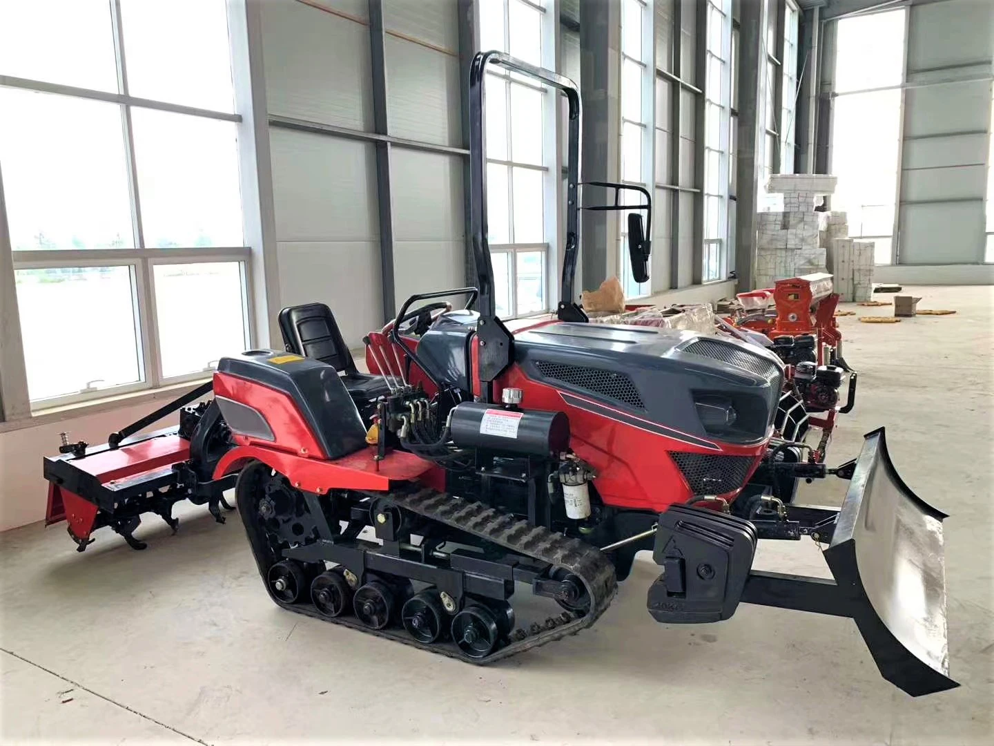 2025 Trattore cingolato compatto multifunzione con funzionamento telecomandato con coltivatore rotante