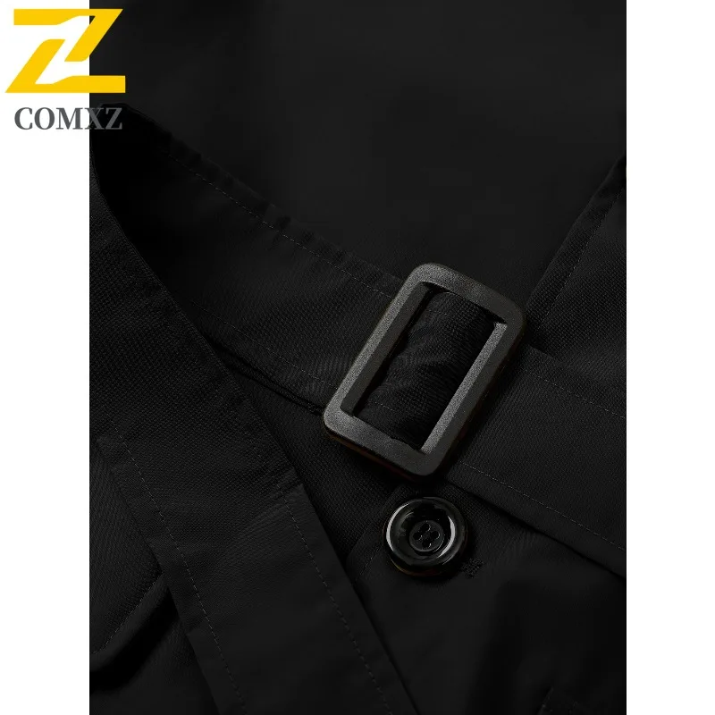 เสื้อโค้ทเทรนช์โค้ททรงหลวมสไตล์ลำลองสำหรับวัยรุ่นชาย COMXZ รุ่นอเนกประสงค์ ติดกระดุมแบบปกเสื้อ มีกระเป๋าหลายช่อง น้ำหนักเบา กันลม เหมาะสำหรับกิจกรรมกลางแจ้ง ปี 2025