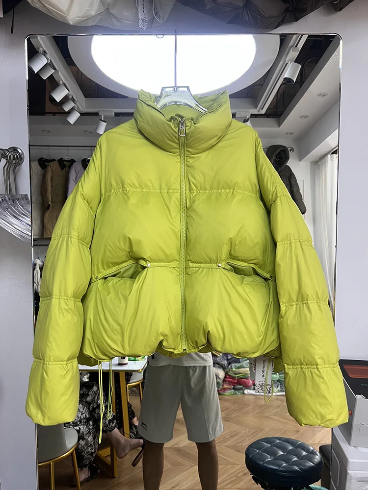 النسخة الكورية عالية الجودة بطة بيضاء أسفل الياقة الدائمة سترة المرأة شتاء 2025 فضفاض برشام الخبز سترة قصيرة نمط