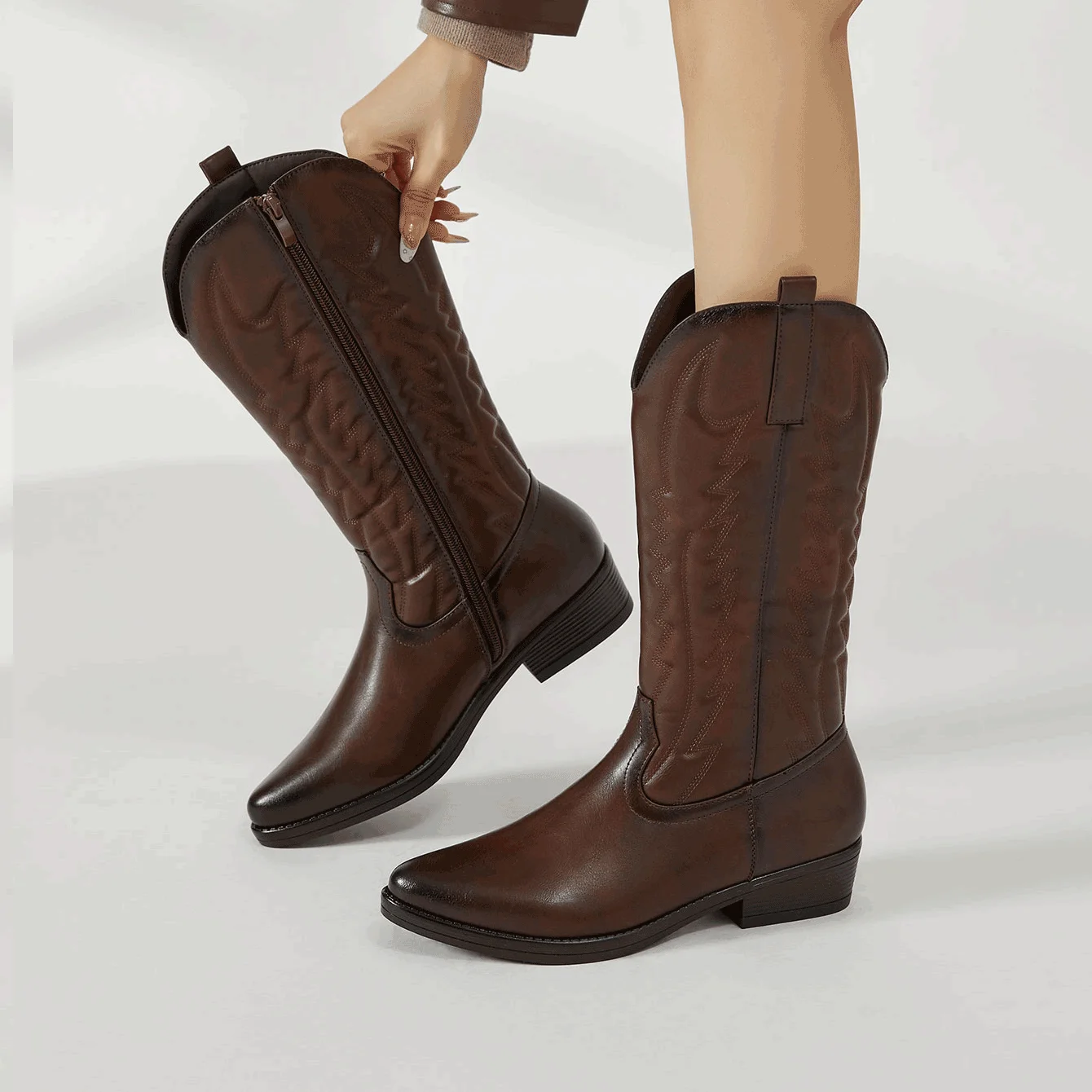 Desai Damen Westernstiefel aus Kunstleder, mittelhohe Cowboy-Stiefel mit Stickerei, seitlichem Reißverschluss, niedrigem Absatz, bequem, Vintage, Herbst/Winter – Detail 2