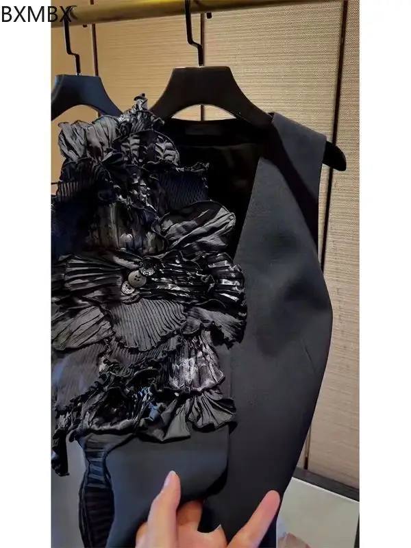 

Autumn 2025 new foreign style unique chic top design sense niche thin cover black vest women