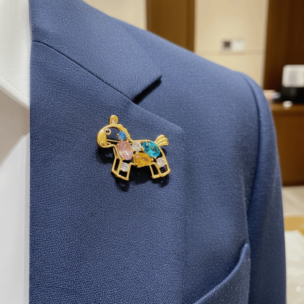 Stylish Light Luxury Zodiac Horse Brooch Elegance Understated Hollow Pony Brooch Cartoon Exquisite Crystal Brooch Unisex Brooch