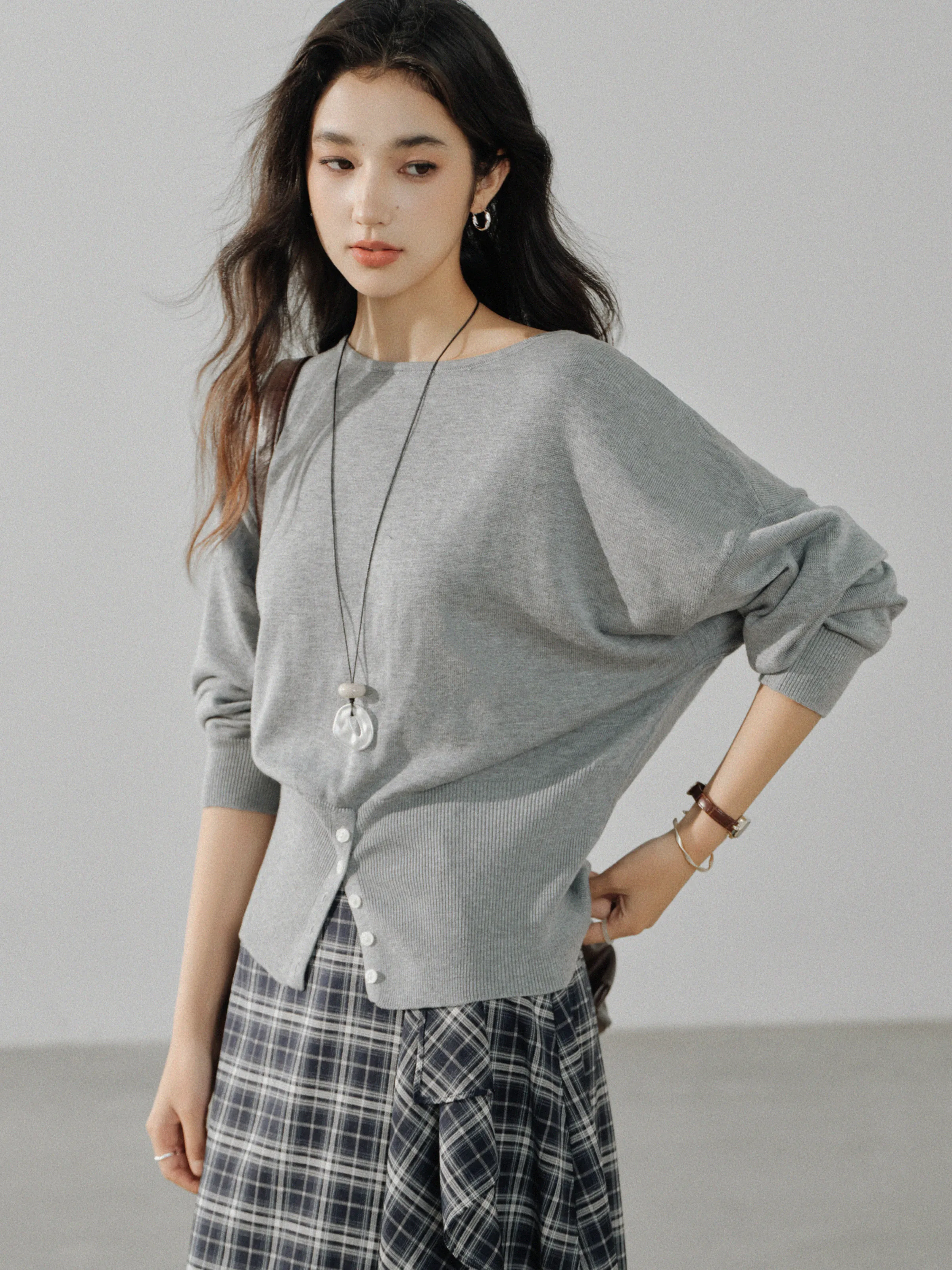 Botão hem malha superior único split design camisola feminina solto ajuste casual manga longa pulôver minimalista chique malhas para o outono