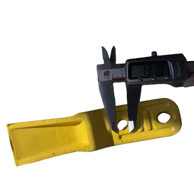 Denti della benna da 2 pezzi per parti metalliche della benna del camion dell'escavatore idraulico con bulloni e dadi