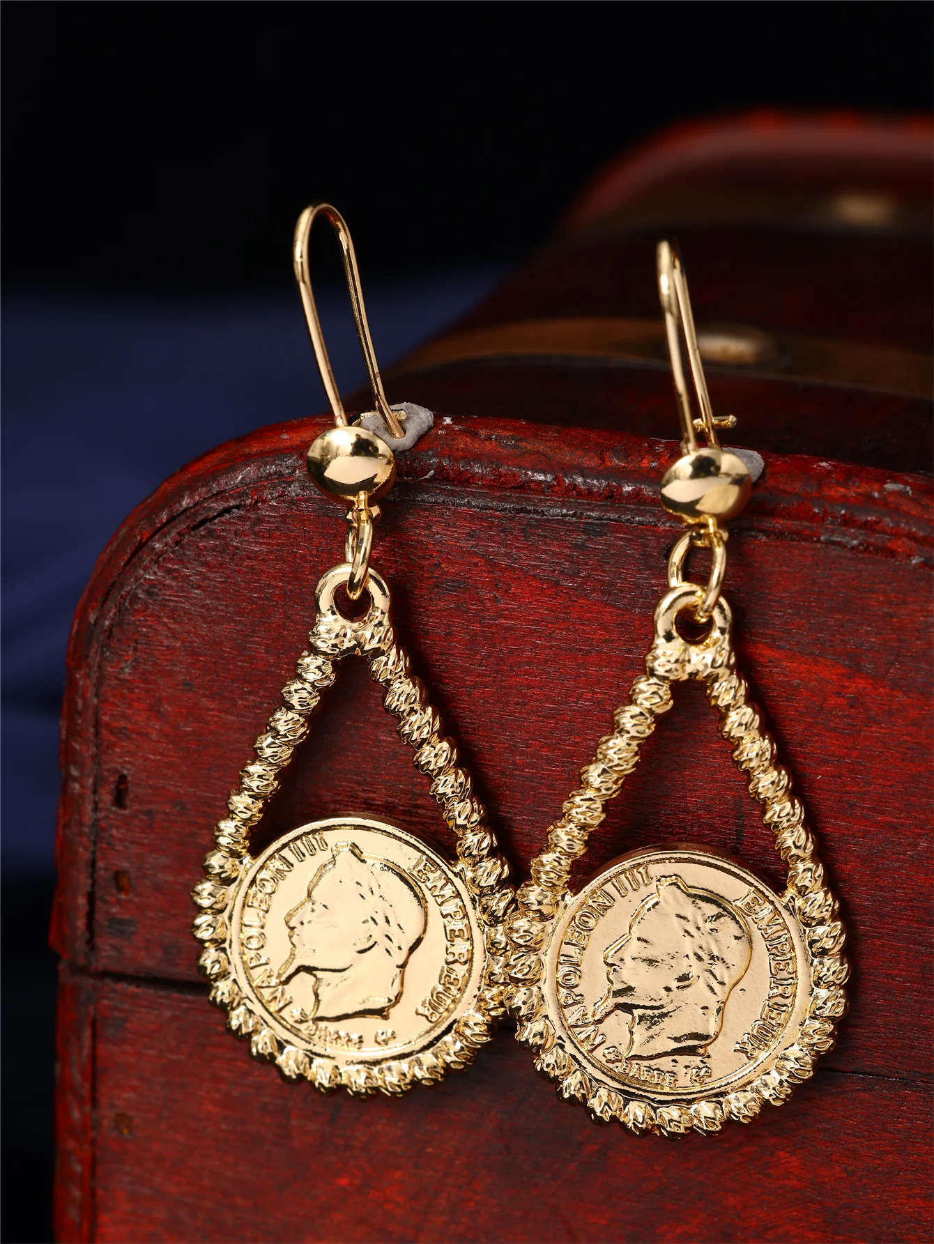 1 Pair Of Retro Fashion Women's Earrings - Carved Napoleon Portrait Women's Festival, Banquet & Daily Wear Jewelry