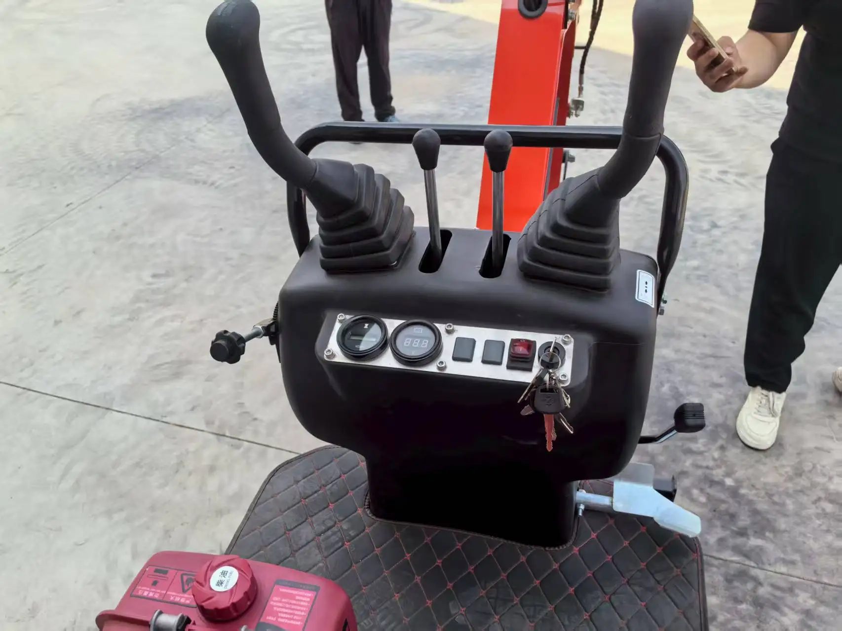 Newly designed Ce certified small excavator customized small excavator tailless quick hook by 2025