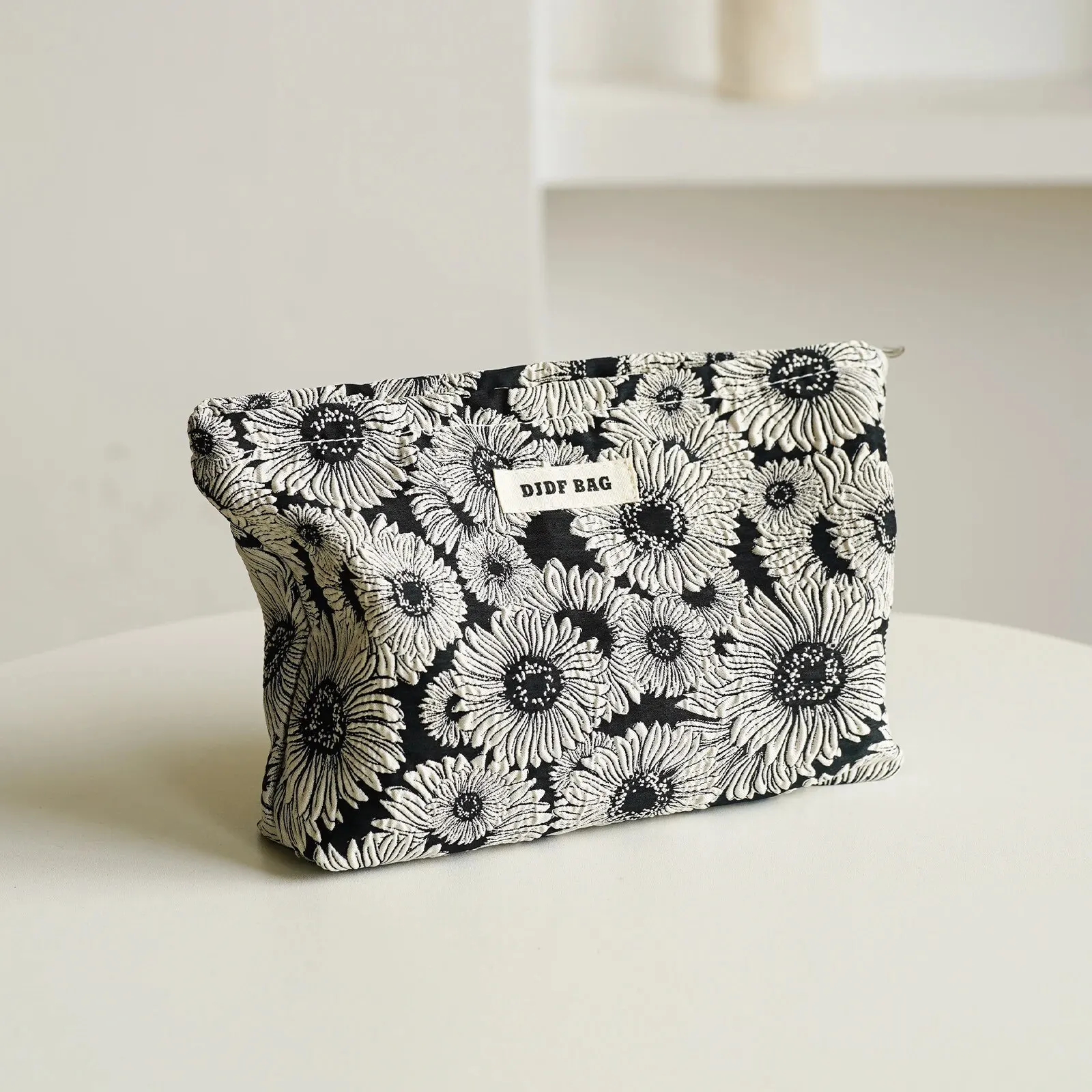 Women's Storage Bag Portable Black and White Daisy Makeup Bag Large-capacity Toiletry Bag High-quality Sense Commuting Pouch