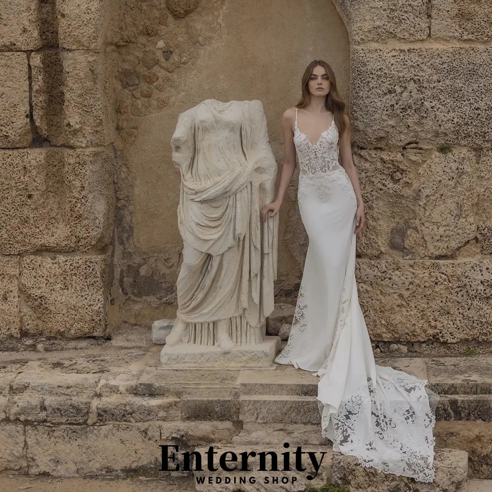 

Customized Exquisite Spaghetti Strap Wedding Gown Charming V-neck Bridal Dresses Lace Applique Bridal Gown Vestidos De Noiva