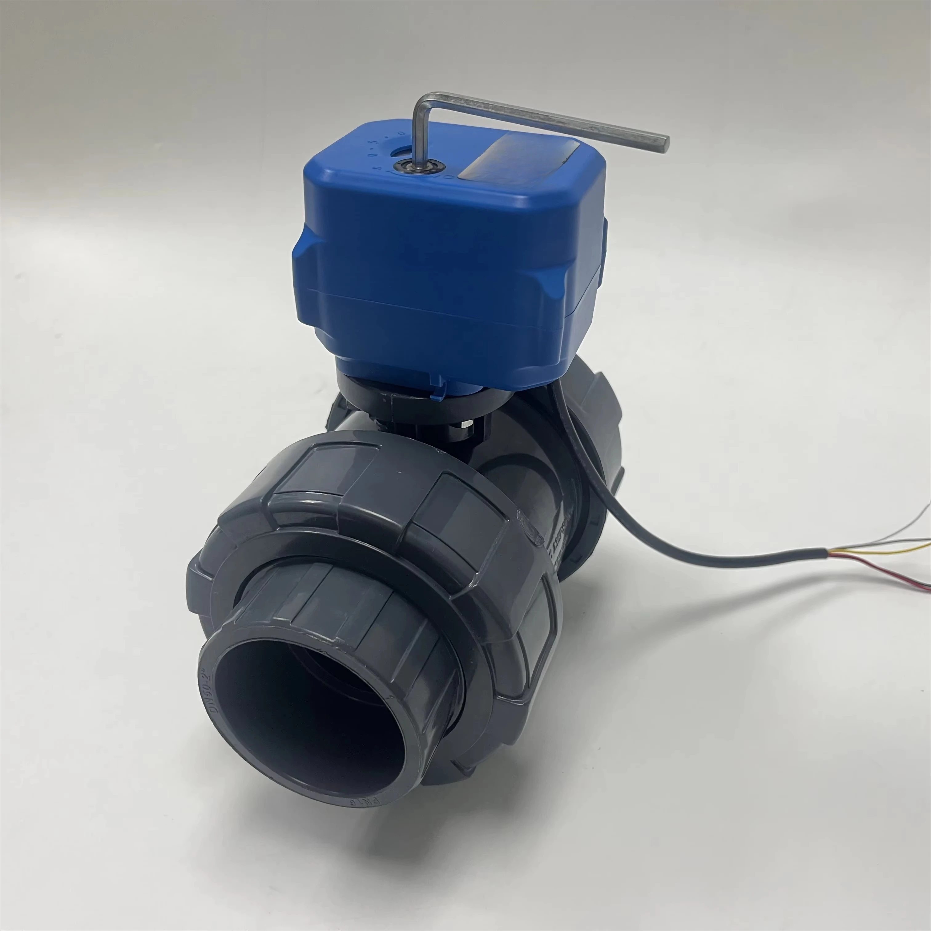 صمام كروي للتحكم في المياه بمحرك كهربائي ثنائي الاتجاه لأنظمة الأنابيب 2 "DN50 PVC/UPVC مقاومة وسائط الأحماض والزيت بدرجة حرارة عالية
