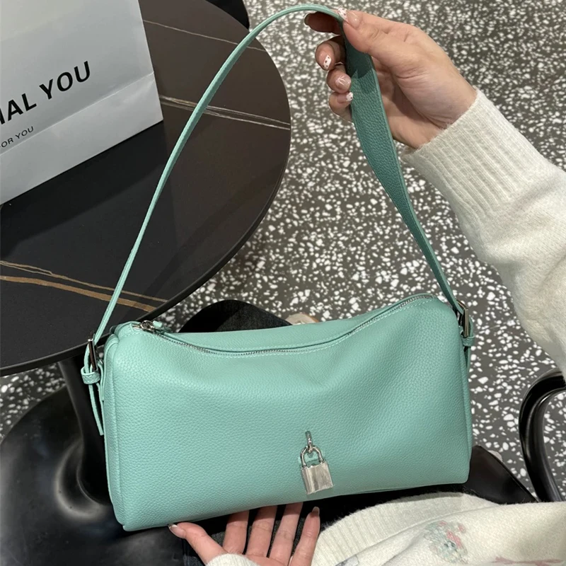 أحرف مخصصة مخصصة مجانية حقائب وسادة جلدية مخصصة للنساء حقائب مصممة مصممة ومحافظ 2025 جديدة في جلد البقر الطبيعي دخن القفل الصغير كيس الكتف الإبط الصغير جودة عالية ًالشحن مجانا وصول الشحن السريع #3