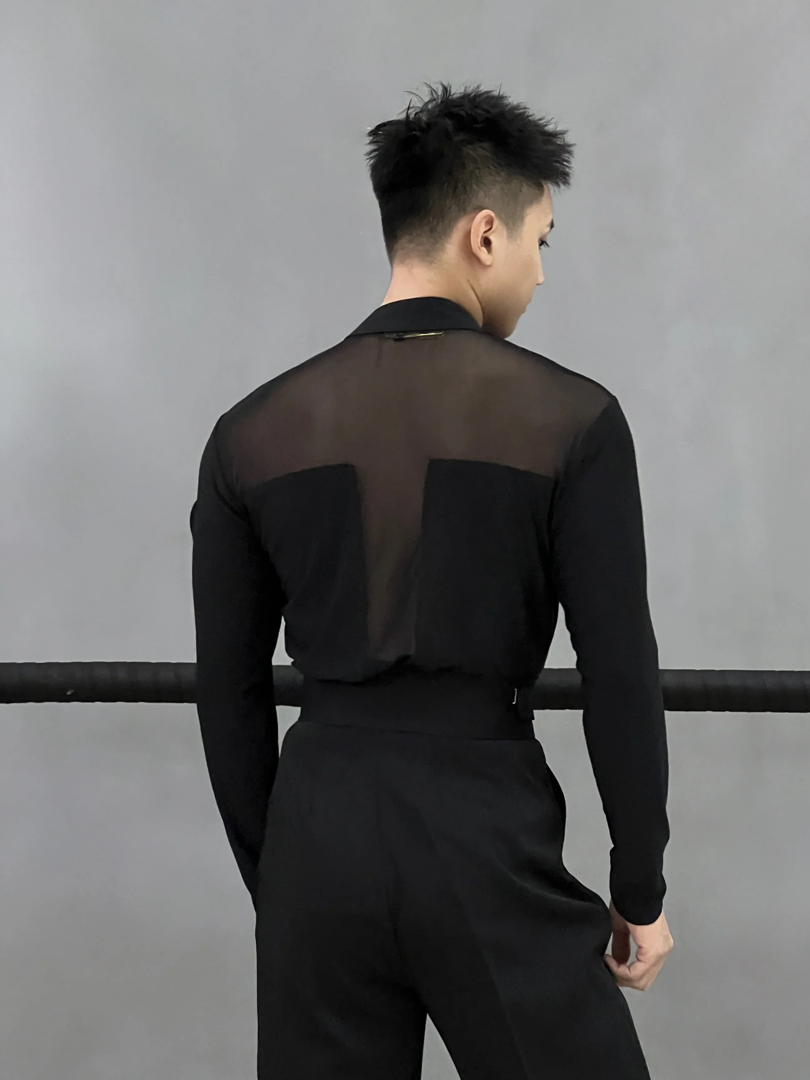 เสื้อเต้นลาตินชายแบบใหม่ปี 2025 คอวี แขนยาว ผ้าตาข่าย เสื้อซัมบ้า เสื้อเต้นรำสมัยใหม่ ชุดฝึกซ้อมเต้นลาตินสำหรับผู้ใหญ่