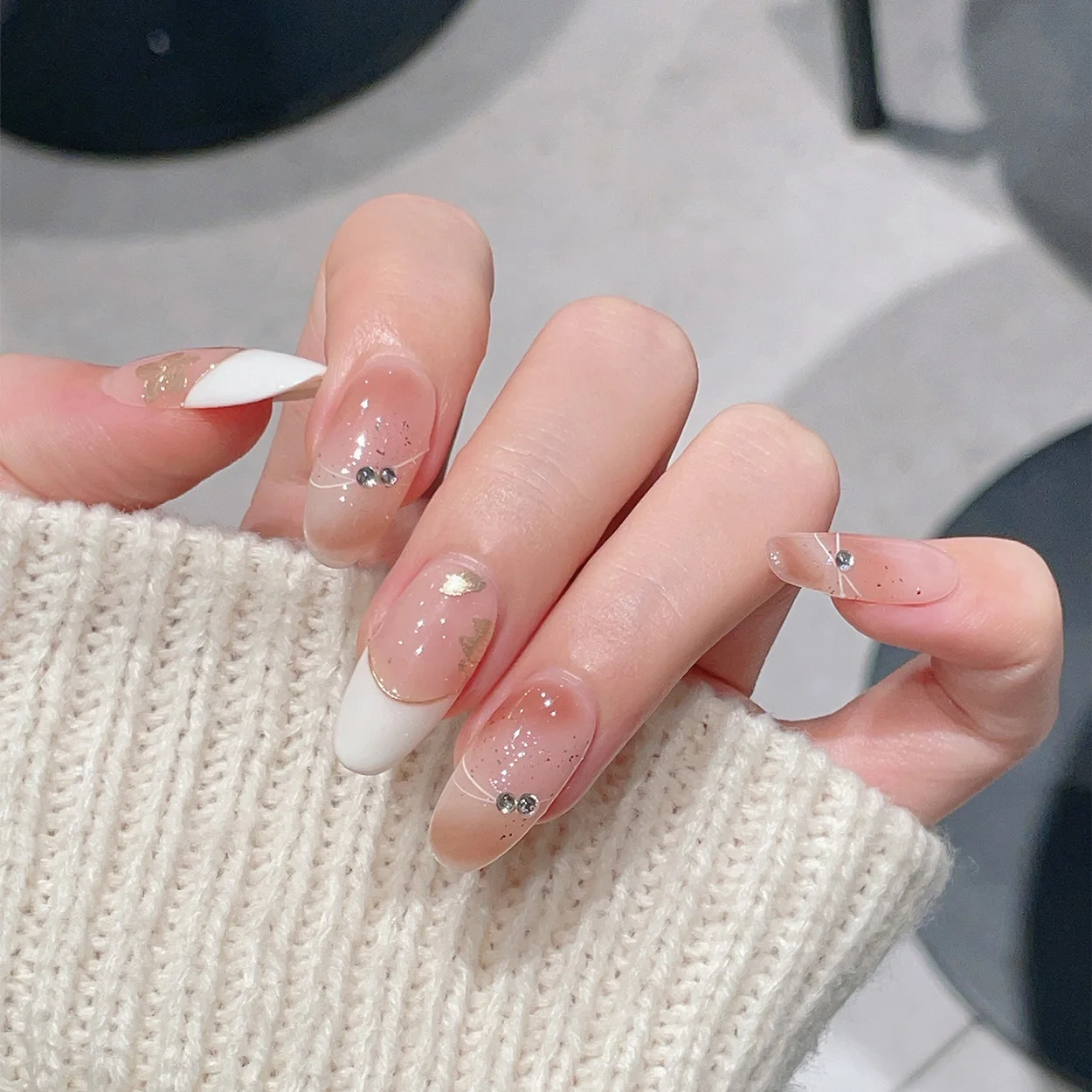 10pcs Medium Oval Handmade Press On Nails Kit, Nude & White Fake Nails, Simple Wearable Nail Art, Gilding Flower, Pure Desire
