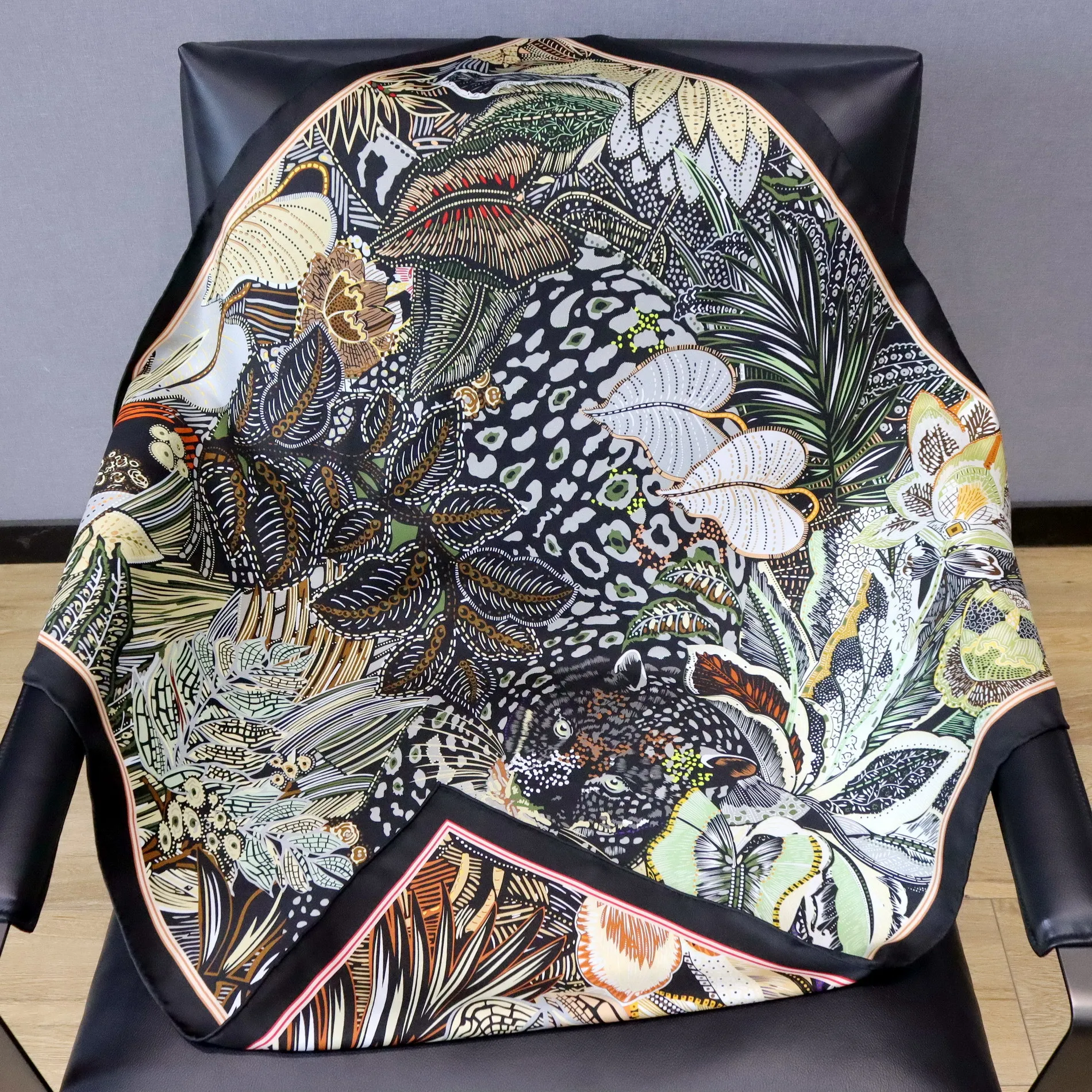 High-end Elegant Women Fine Jungle Mystery Double-sided Print Quality 18MM Twill 100% Mulberry Silk Hand-rolled Edge Large Scarf